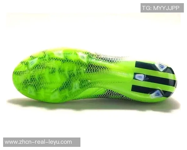 足球鞋选择指南布面与皮革的优缺点分析助你找到最佳款式