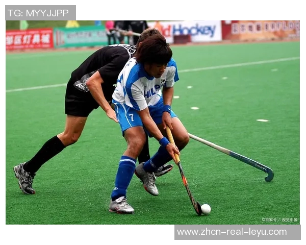 阳光洒落绿茵场上球员们挥汗如雨尽显青春活力与激情碰撞